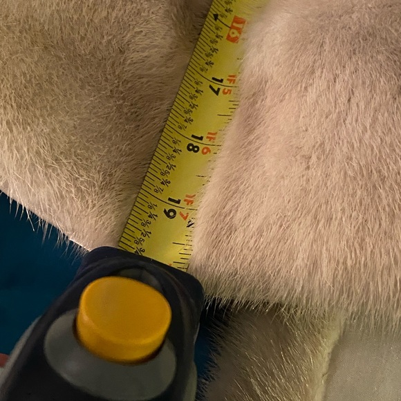 MINK: Authentic  Mink Cape - Picture 16 of 16